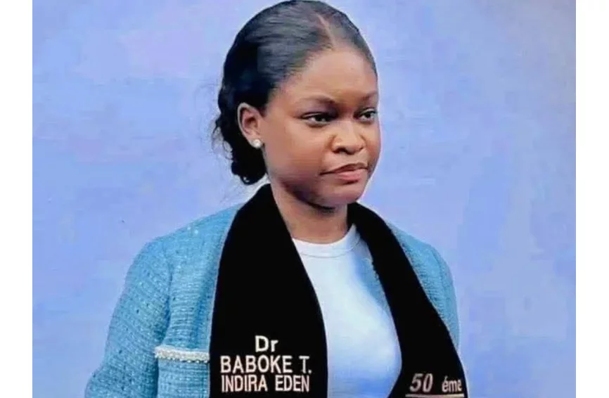 À 23 ans, la chanteuse Indira décroche son doctorat en médecine