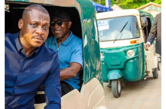 Vodun Days 2026 : arrivée de Talon à bord d'un tricycle à Ouidah, ce qu'il faut comprendre