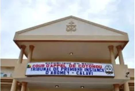 Bénin : un locataire devant le Tribunal d'Abomey-Calavi pour vol présumé de moto de sa voisine