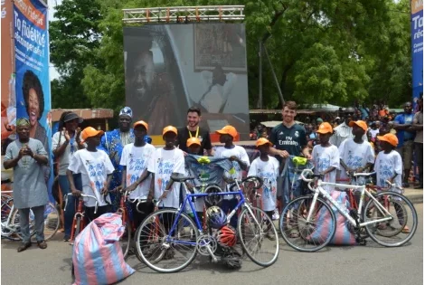 Cyclisme : David BARRETEAU et le club AIZENAY octroient des maillots aux jeunes cyclistes de Savè