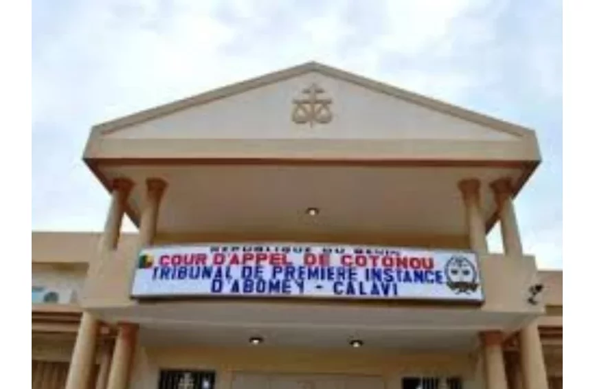 Bénin : un locataire devant le Tribunal d'Abomey-Calavi pour vol présumé de moto de sa voisine