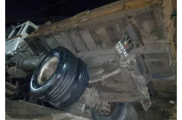 Bohicon : un camion benne transportant du sable finit sa course dans un caniveau