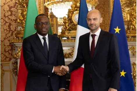 Diplomatie : le ministre Olushegun Bakari reçu par Jean Noël Barrot à Paris