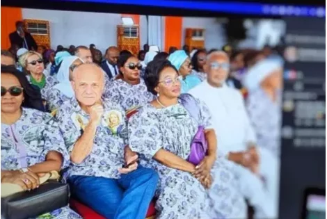 Côte d'Ivoire : la chemise de l'ambassadeur de France à la gloire de la première dame alimente la polémique
