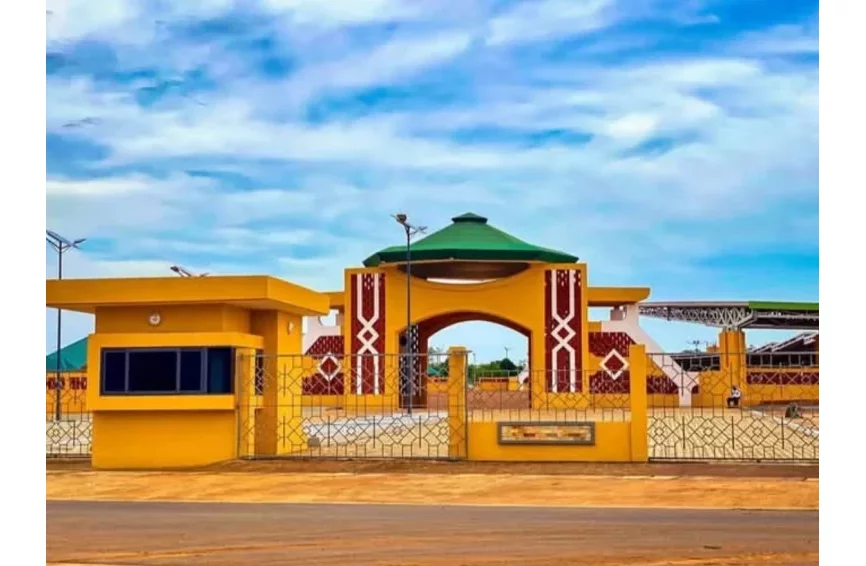 Bénin : les images du nouveau Palais Royal de Nikki en cours de construction