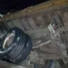 Bohicon : un camion benne transportant du sable finit sa course dans un caniveau