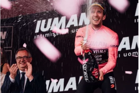 Simon Yates remporte le Giro 2025, voici le podium après le classement général