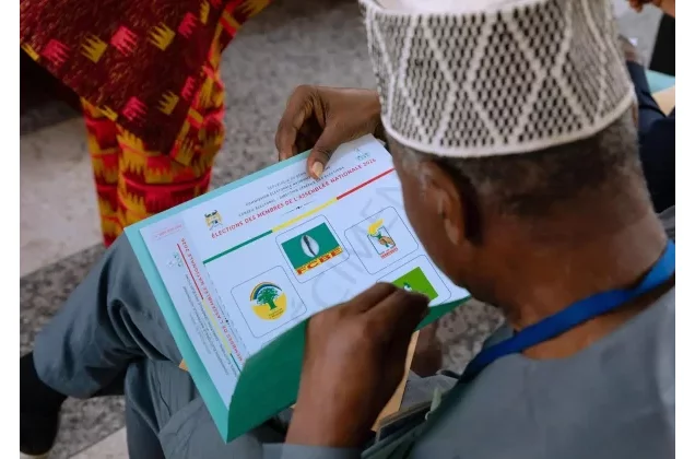 Élections communales et législatives de 2026 : la CENA remet les spécimens des bulletins uniques aux partis politiques