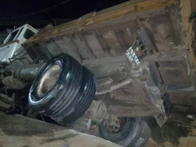Bohicon : un camion benne transportant du sable finit sa course dans un caniveau
