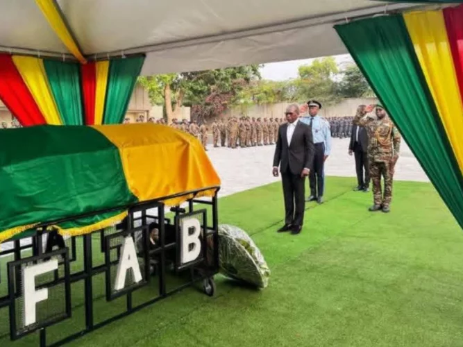 Talon rend hommage au Quartier-maître DOTOU Jean-Baptiste, tué le 7 décembre lors du putsch raté