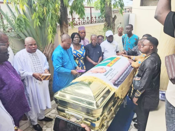 Bénin : les hommages émouvants de la FCBE à Salomon Odjo, élevé au rang de Haut Dignitaire
