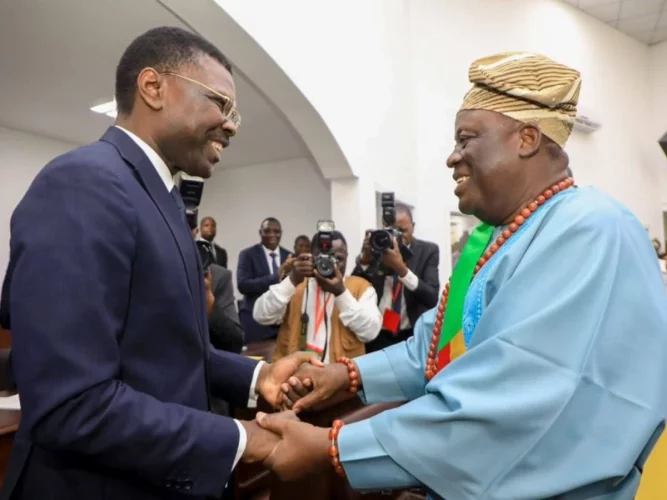 Assemblée nationale : Louis Vlavonou passe le flambeau à Joseph Djogbénou dans un esprit de foi et de République