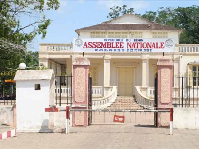 Assemblée nationale : les députés de la 10ᵉ législature invités à retirer leurs attributs 
