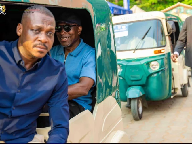 Vodun Days 2026 : arrivée de Talon à bord d'un tricycle à Ouidah, ce qu'il faut comprendre