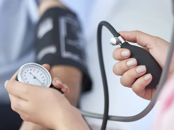 Eviter l'hypertension : 7 aliments à forte teneur en sel à ne pas consommer de manière excessive, selon le cardiologue Kamel Lafia