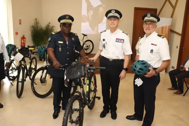 Gabon : la France offre 05 vélos à la police de proximité pour cette raison