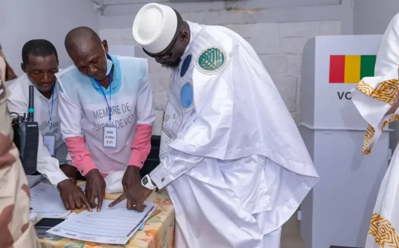Présidentielle en Guinée : Mamadi Doumbouya largement en tête selon les premiers résultats partiels 
