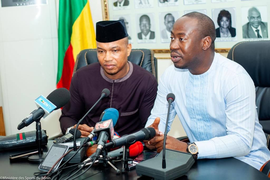 El Hadj Diouf en conférence de presse aux côtés du ministre Oswald Homéky du Bénin