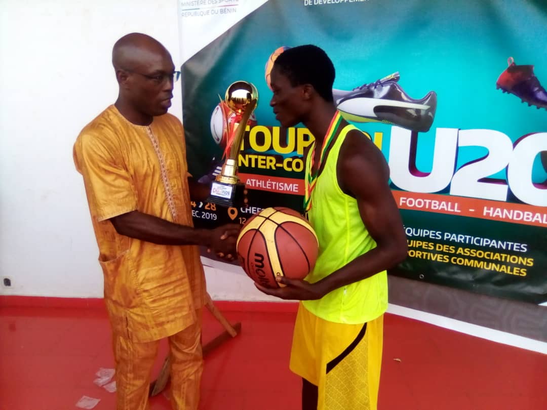 Le trophée en basket remis à la meilleure équipe