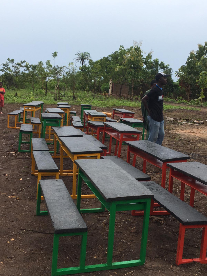 Ces tables ont été fabriquées avec des sachets ramassés