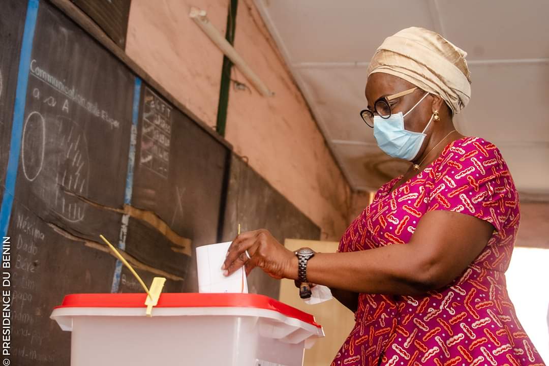 la première dame accomplissant son vote