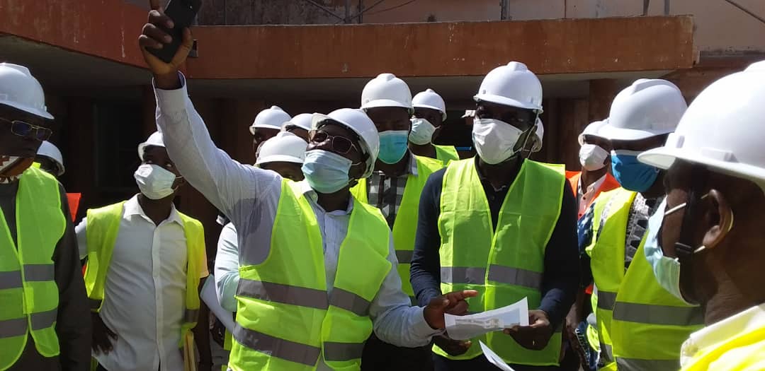le président Djogbénou, tenant le plan entre ses mains