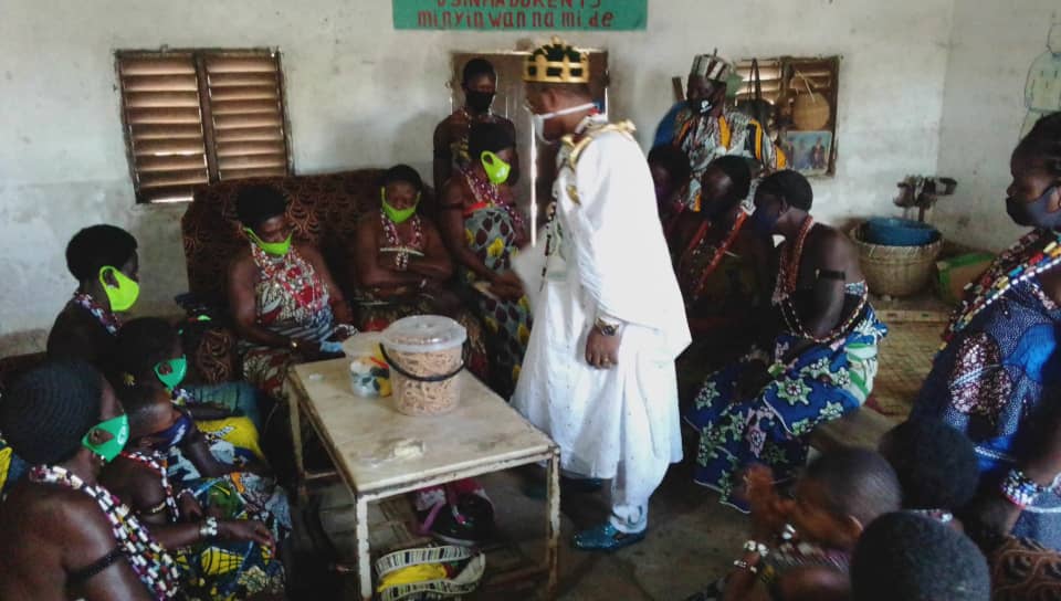 Une séance avec les Vodounsi, Sa Majesté au milieu