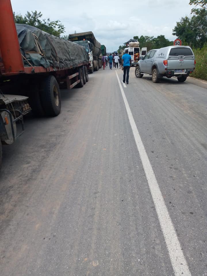 des camions obligés de stationner