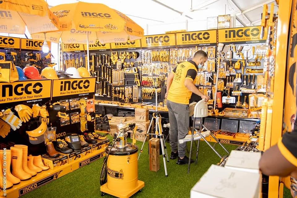 l'un est exposants de .... l'un est exposants de ....