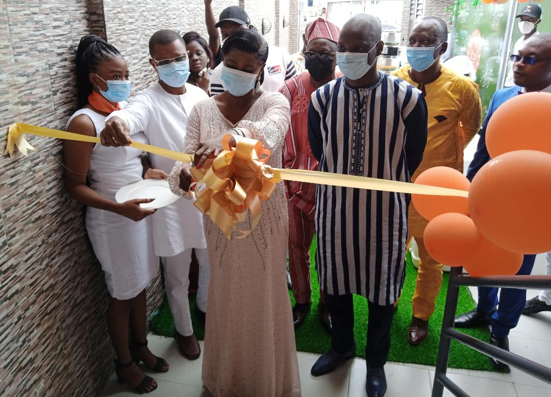 Coupure du ruban symbolisant l'inauguration officielle par la promotrice