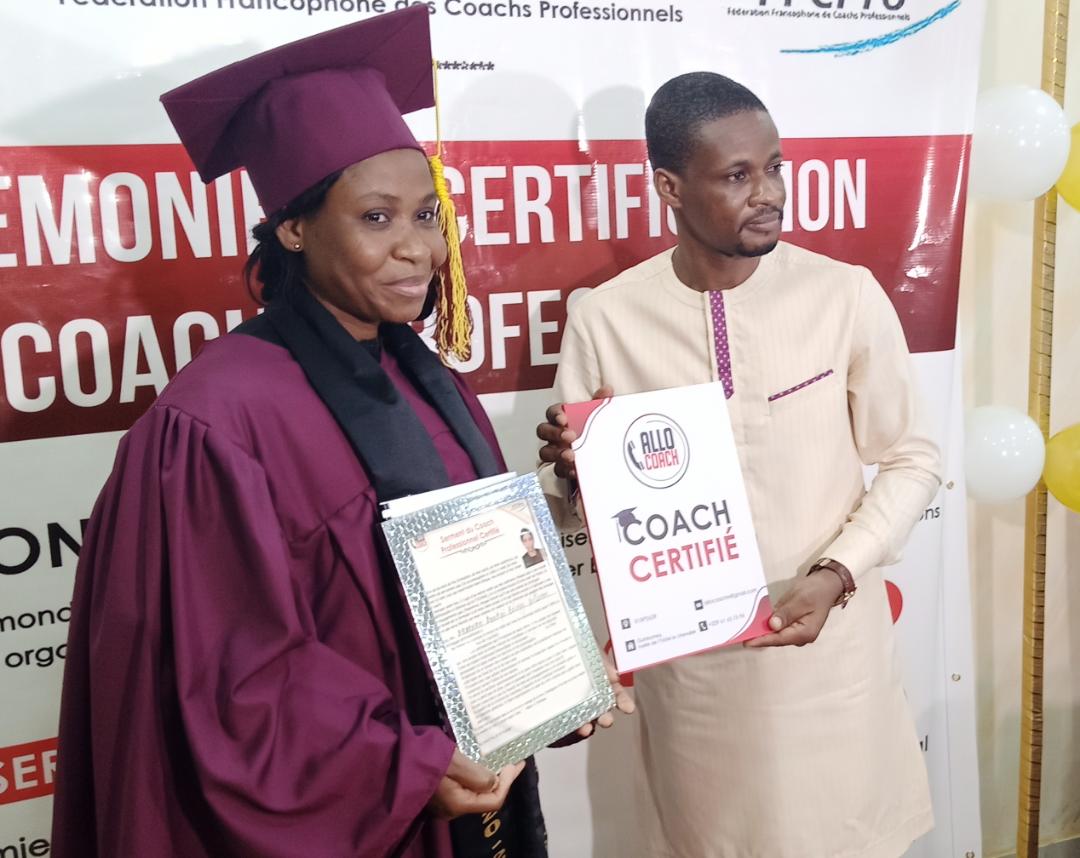 le CEO Epiphane Sènou remettant un parchemin à une étudiante le CEO Epiphane Sènou remettant un parchemin à une étudiante