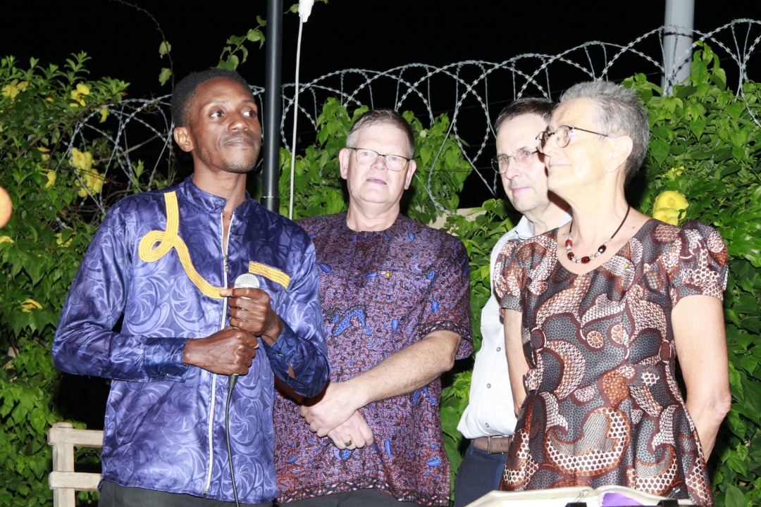 Des diplomates aux côtés de l'Ambassadrice