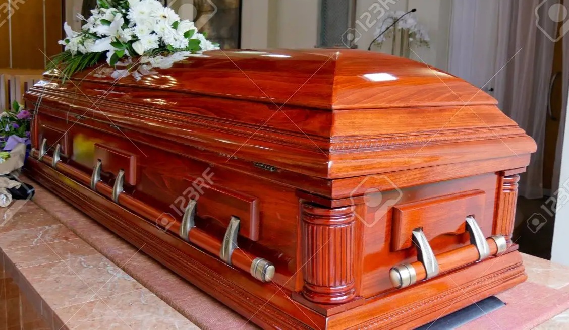 91139403-gros-plan-d-un-cercueil-colore-dans-un-corbillard-ou-une-chapelle-avant-funerailles-ou-enterrement-a-2.webp.jpg