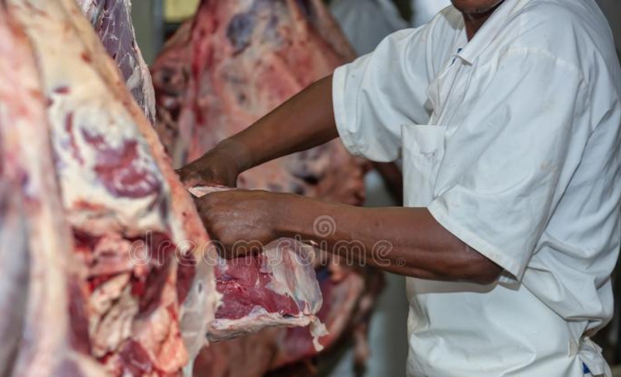 boucher-africain-dans-la-froid-piece-couper-un-morceau-de-viande-bovine-167005063.jpg
