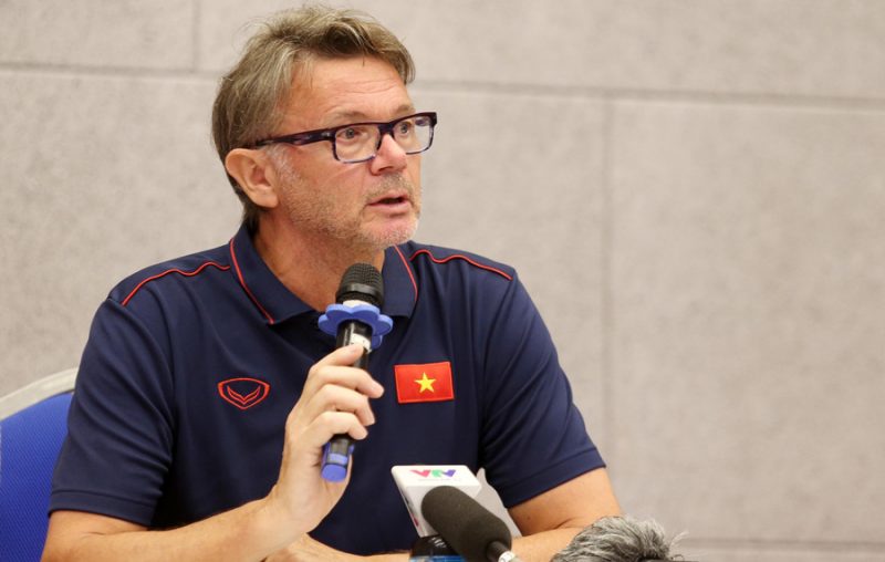 hlv-philippe-trousier-tra-loi-bao-chi-5-1-e1598243132580.jpg