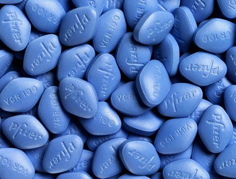le-viagra-peut-il-endommager-les-yeux-il-voit-rouge-apres-une-surdose-de-sildenafil-d8ad47b2b955e906.jpg