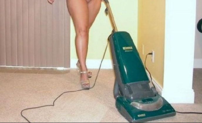 Divers : femme de ménage, elle travaille nue chez ses clients ou parfois sans cacher ses seins, chaque choix à son tarif