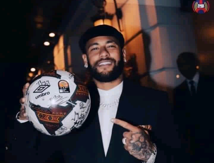 Football : Neymar s’offre le ballon de la finale de la CAN à un prix faramineux