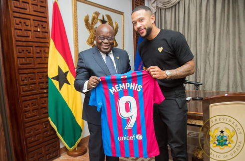 Depay, l’attaquant barcelonais en vacances reçu par le président ghanéen Nana Akufo-Addo