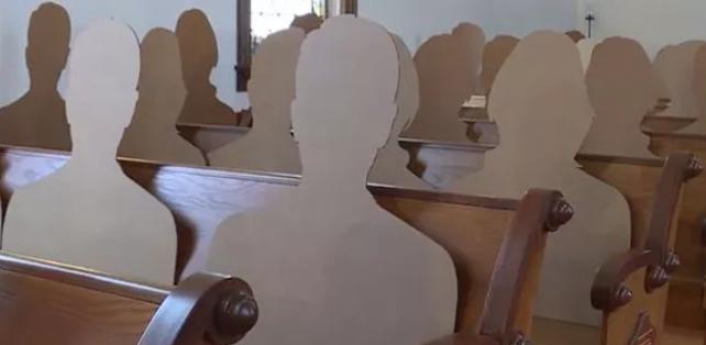 Effets Covid-19 : usa, un couple se marie devant des silhouettes en carton