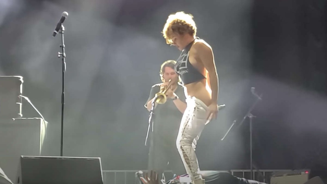 People: une artiste sur scène en Floride pisse sur l&rsquo;un de ses fans (vidéo)