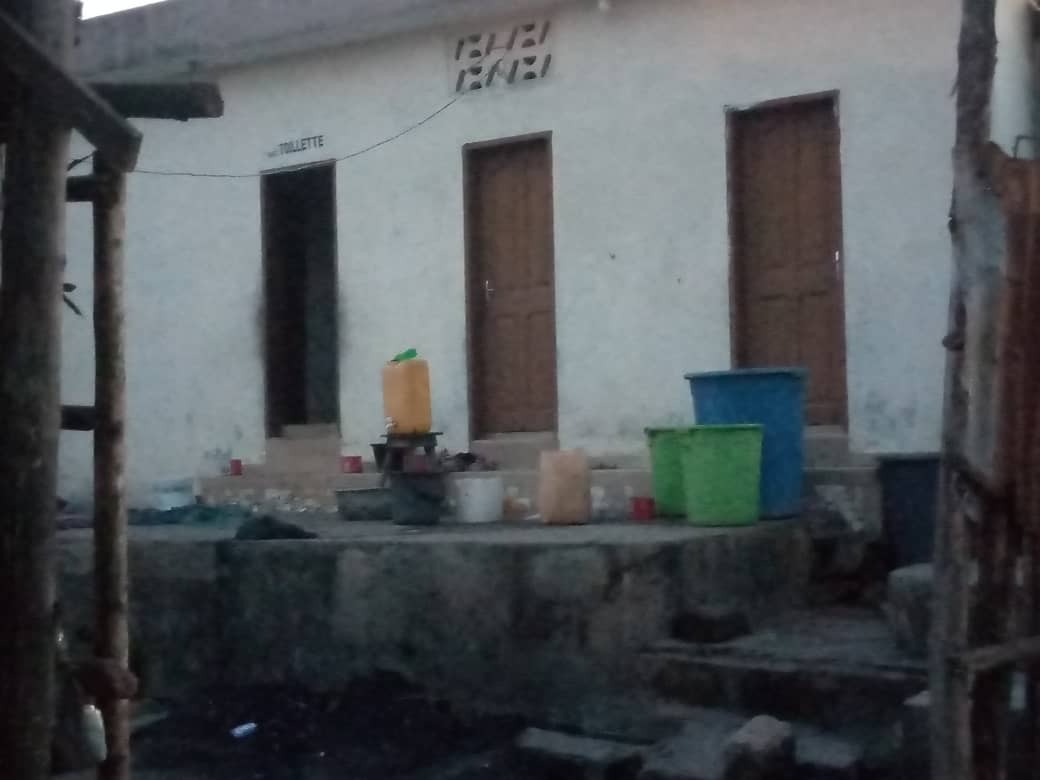 Une vue des toilettes au marché Godomey