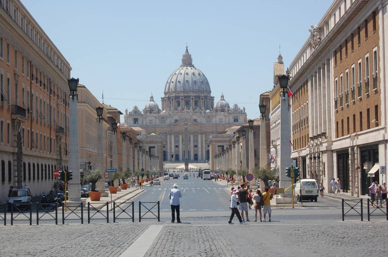 Triangle s3xuel : A deux religieuses, un prêtre du vatican propose le s3xe à trois via la trilogique « Père, Fils et Saint-Esprit »