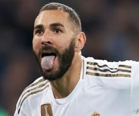 benzema_avec_la_langue_bleue.jpg