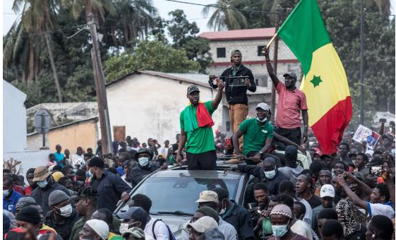 sonko_et_la_marche.png