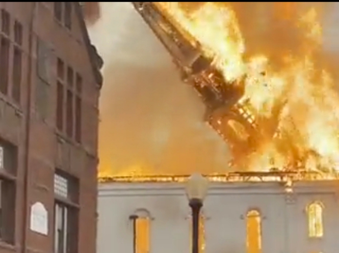 Drame : une église foudroyée prend feu au cours d&rsquo;un mariage h0m0s3xuel (vidéo)