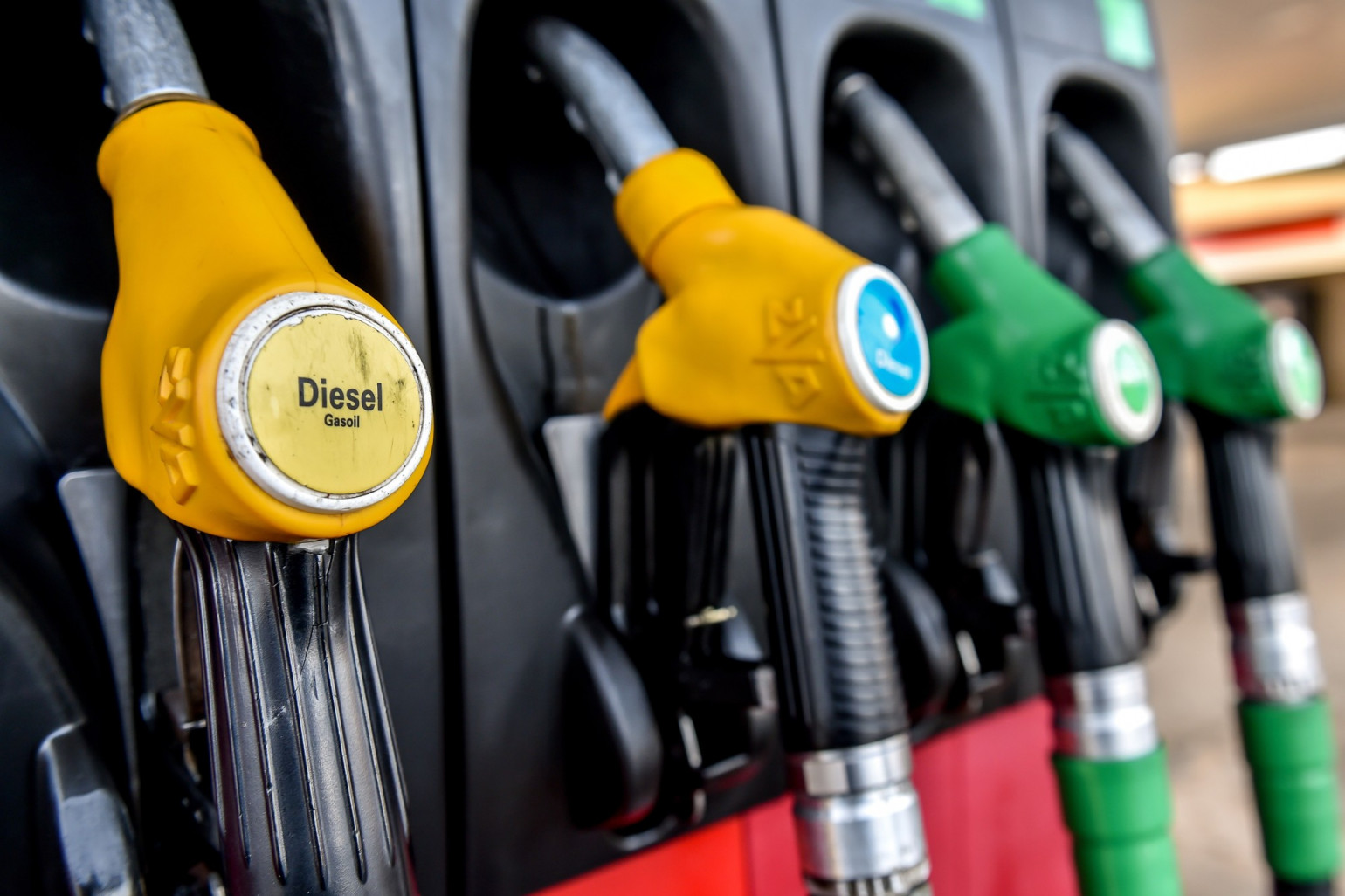 1285022-des-pompes-a-essence-dans-une-station-service-illustration-2.jpg