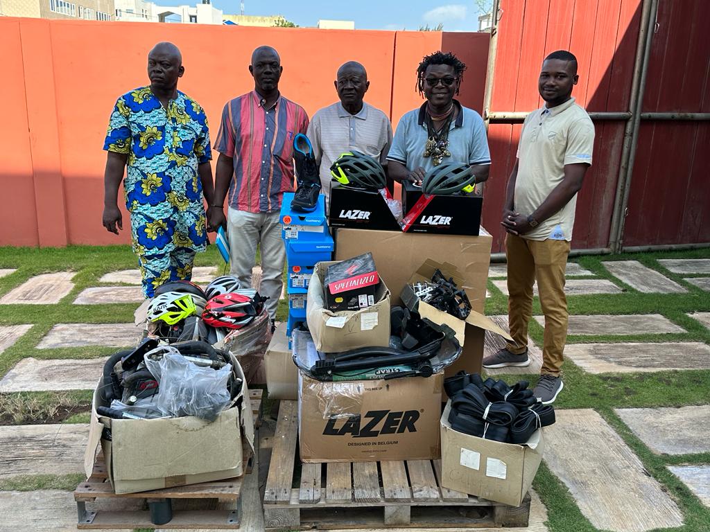 Aussi des casques, chaussures reçus des partenaires