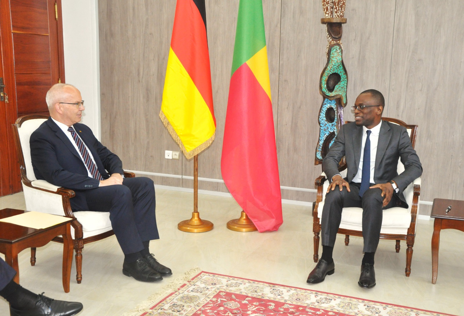 shegun_bakari_et_diplomate.jpg
