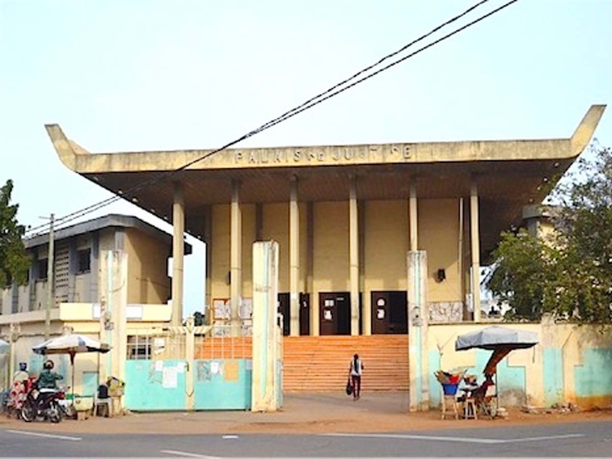 tribunal_militaire_de_lome.jpg